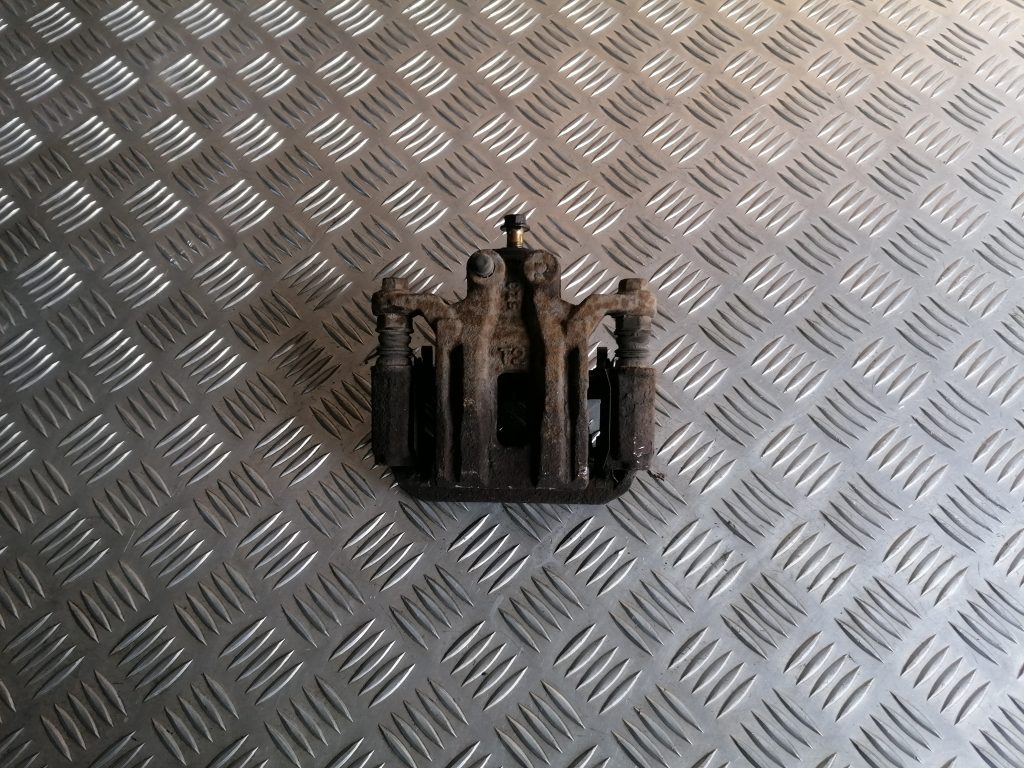 Aizmugurējais labais suports priekš NISSAN PATHFINDER 2006