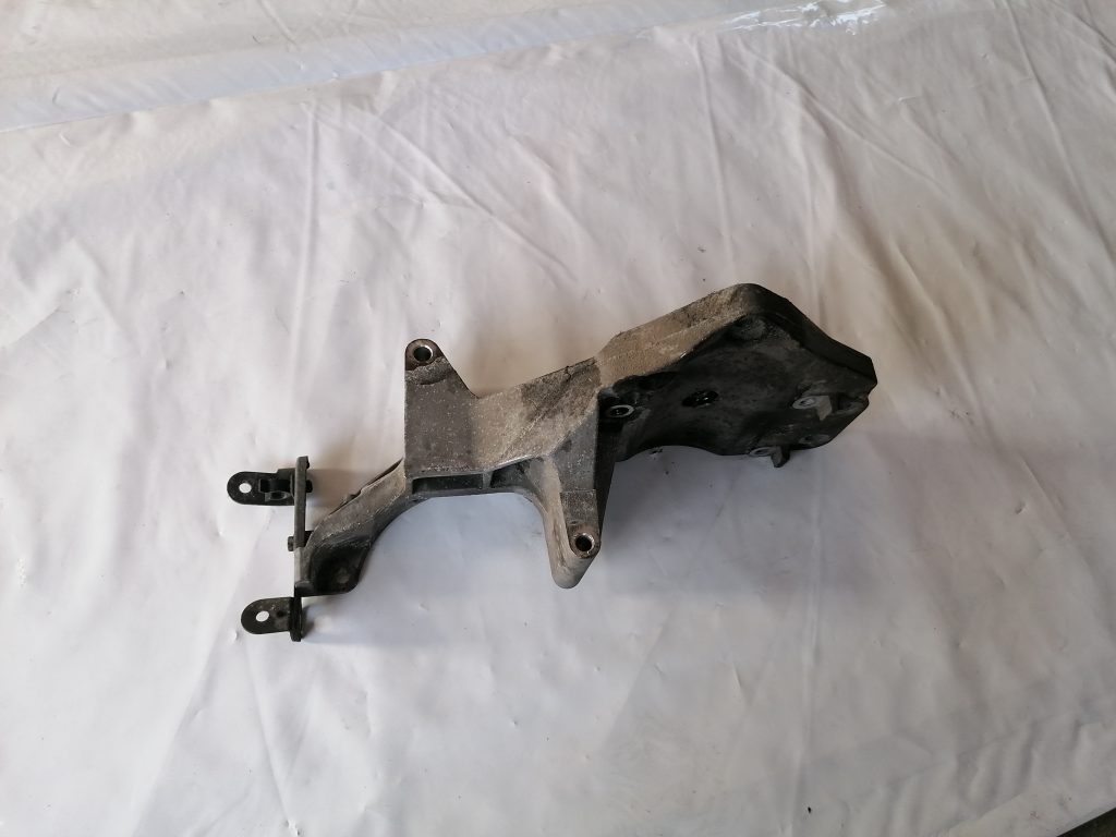 Ģeneratora kronšteins priekš NISSAN PATHFINDER 2006 2 Ģeneratora kronšteins priekš NISSAN PATHFINDER 2006