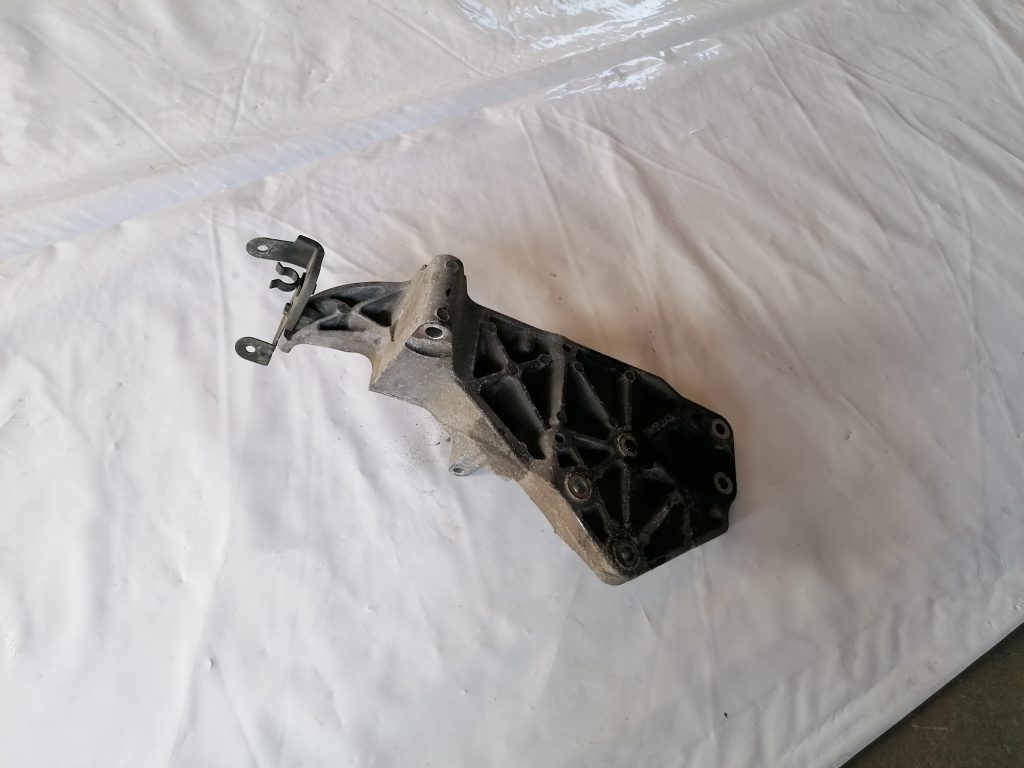 Ģeneratora kronšteins priekš NISSAN PATHFINDER 2006 3 Ģeneratora kronšteins priekš NISSAN PATHFINDER 2006