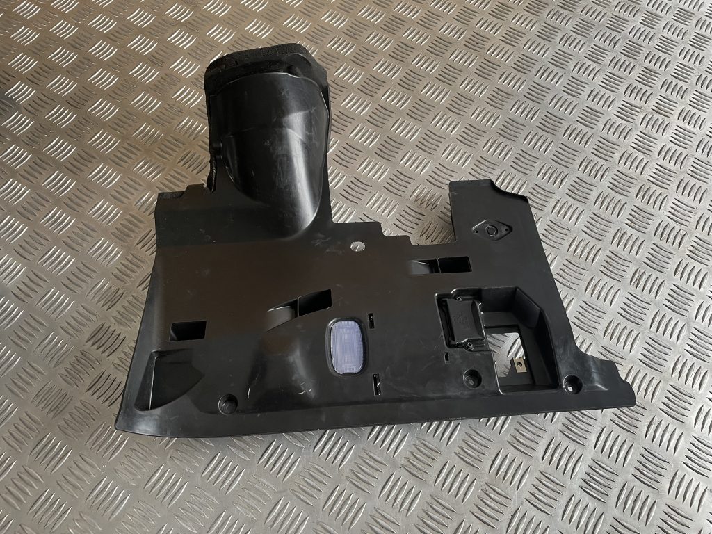 Mērinstrumentu paneļa apakšēja apdare priekš MERCEDES BENZ CLS 320 2005 1 Mērinstrumentu paneļa apakšēja apdare priekš MERCEDES BENZ CLS 320 2005