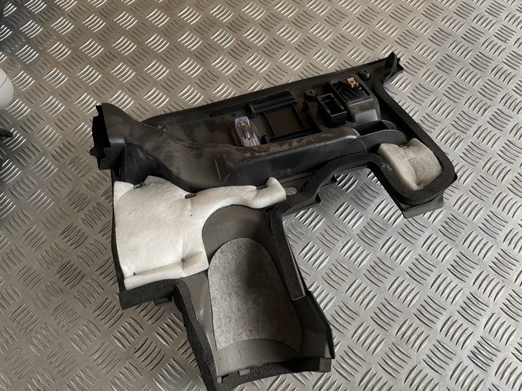 Mērinstrumentu paneļa apakšēja apdare priekš MERCEDES BENZ CLS 320 2005 2 Mērinstrumentu paneļa apakšēja apdare priekš MERCEDES BENZ CLS 320 2005