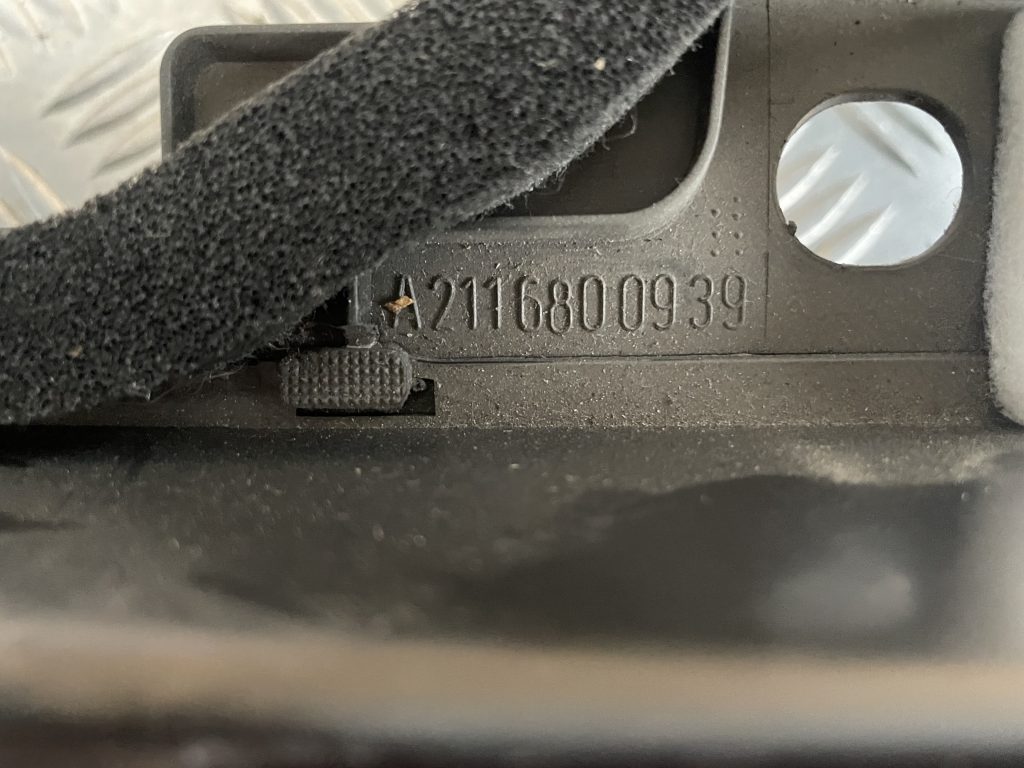 Mērinstrumentu paneļa apakšēja apdare priekš MERCEDES BENZ CLS 320 2005 3 Mērinstrumentu paneļa apakšēja apdare priekš MERCEDES BENZ CLS 320 2005