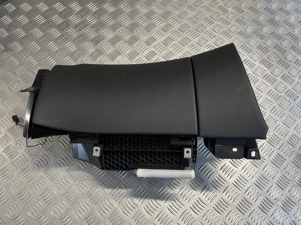 Mantu glabāšanas nodalījums pasažiera pusē priekš MERCEDES BENZ CLS 320 2005