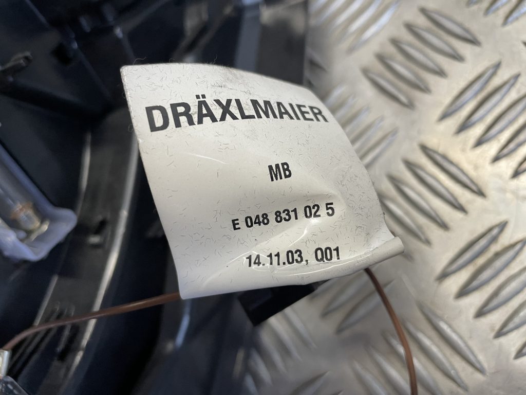 Mantu glabāšanas nodalījums pasažiera pusē priekš MERCEDES BENZ CLS 320 2005