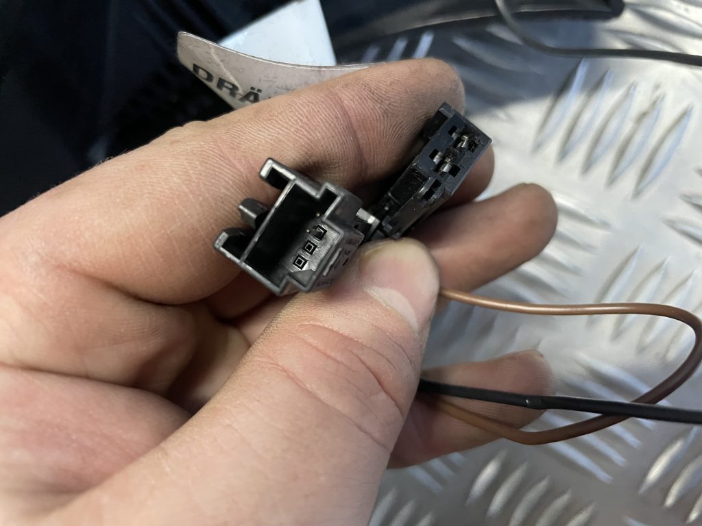 Mantu glabāšanas nodalījums pasažiera pusē priekš MERCEDES BENZ CLS 320 2005