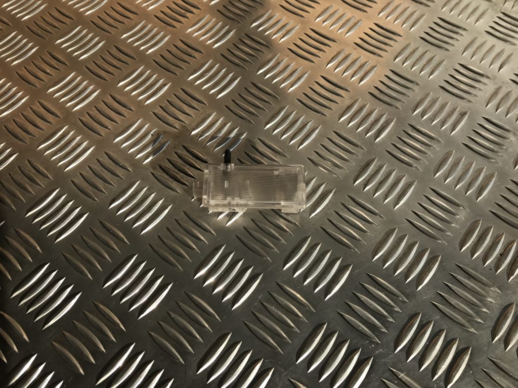 Apgaismojums mērinstrumentu paneļa mantu nodalījumā priekš BMW 1 E87 2009 WHITE 1 Apgaismojums mērinstrumentu paneļa mantu nodalījumā priekš BMW 1 E87 2009 WHITE