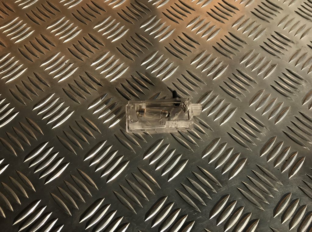 Apgaismojums mērinstrumentu paneļa mantu nodalījumā priekš BMW 1 E87 2009 WHITE 2 Apgaismojums mērinstrumentu paneļa mantu nodalījumā priekš BMW 1 E87 2009 WHITE