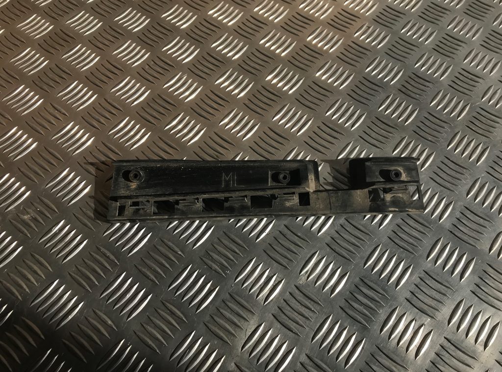 Priekšējā spārna un bufera stiprinājums priekš BMW 1 E87 2009 WHITE