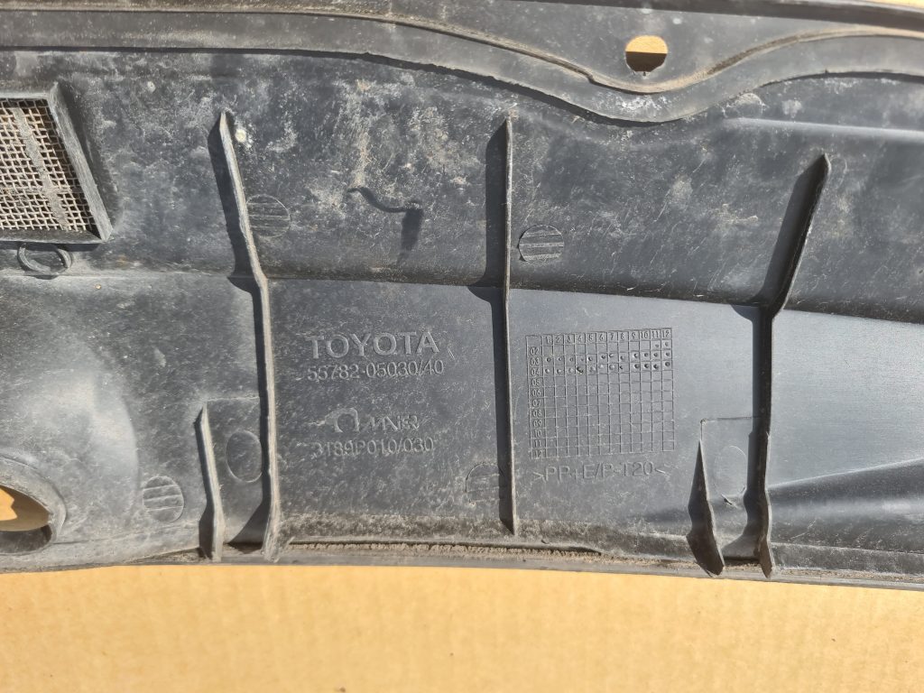 Vējstikla uzlikas (deflektora) režģis priekš TOYOTA AVENSIS 2008 2 Vējstikla uzlikas (deflektora) režģis priekš TOYOTA AVENSIS 2008