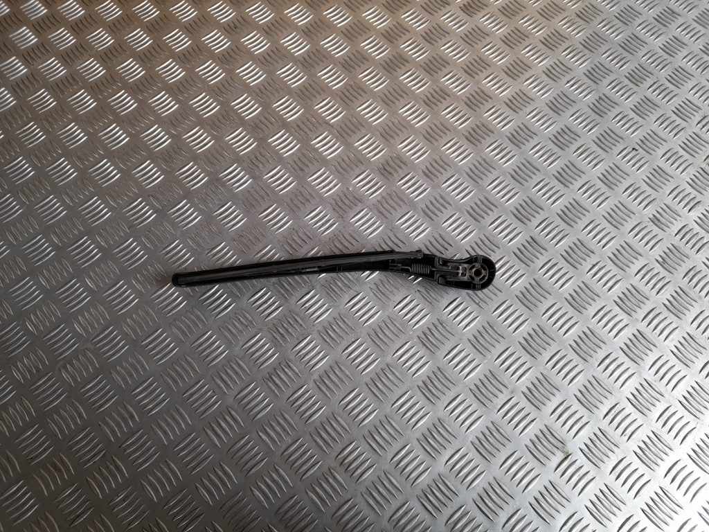 Aizmugurējā loga tīrītāja slotiņa priekš BMW 320D E46 2004 TOURING 1 Aizmugurējā loga tīrītāja slotiņa priekš BMW 320D E46 2004 TOURING