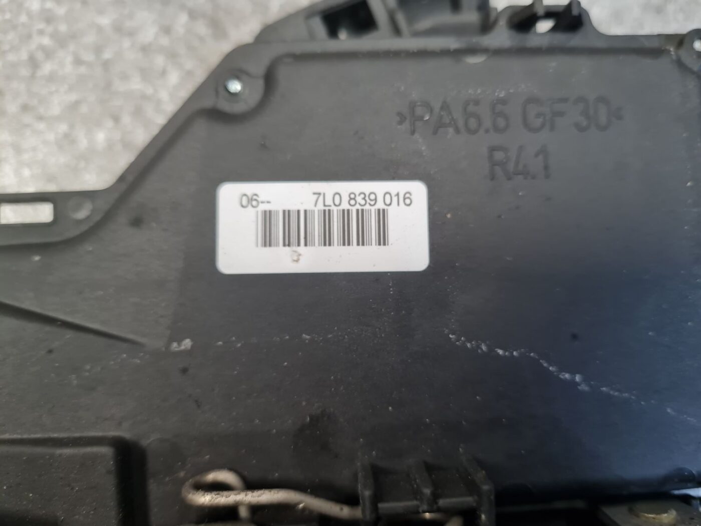 Aizmugurējo labo durvju slēdzene priekš VW TOURAN 2005