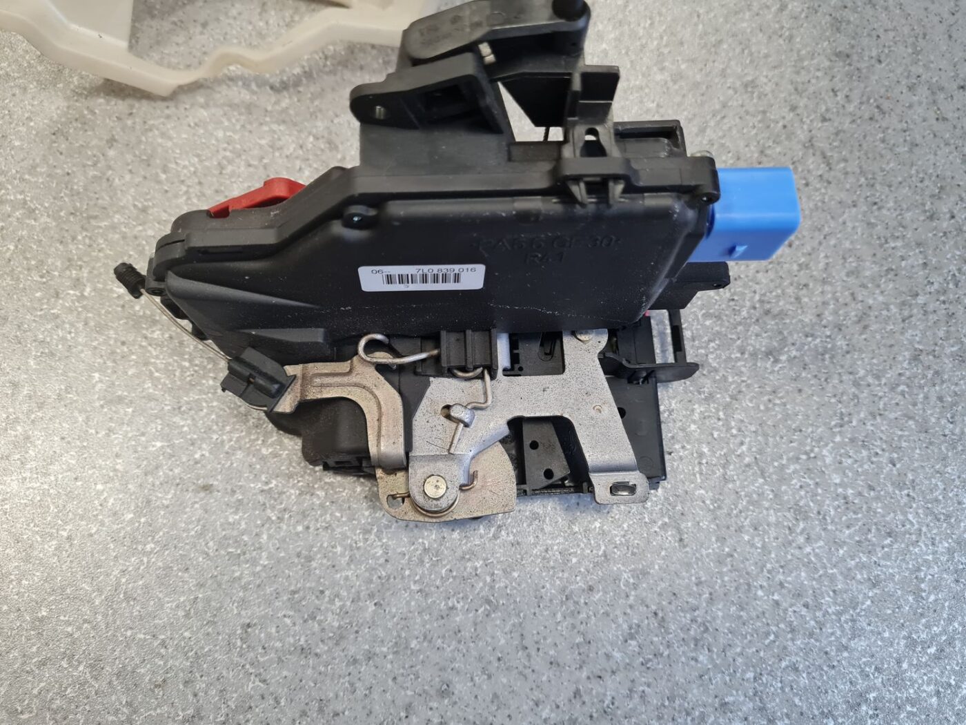 Aizmugurējo labo durvju slēdzene priekš VW TOURAN 2005