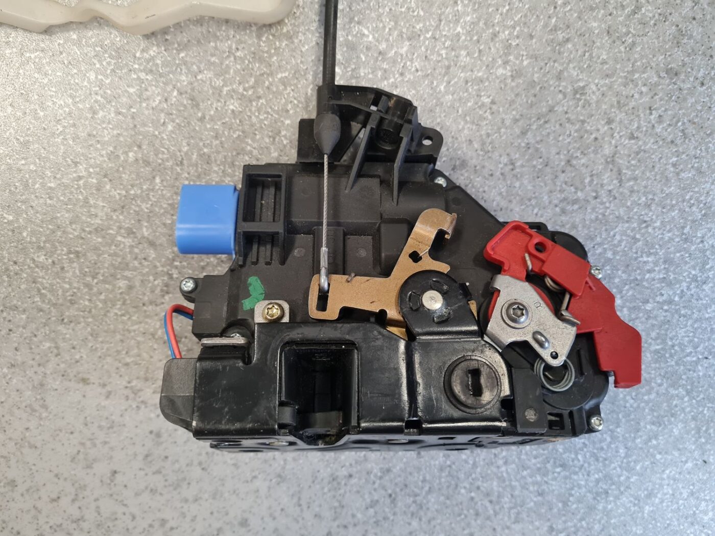 Aizmugurējo labo durvju slēdzene priekš VW TOURAN 2005