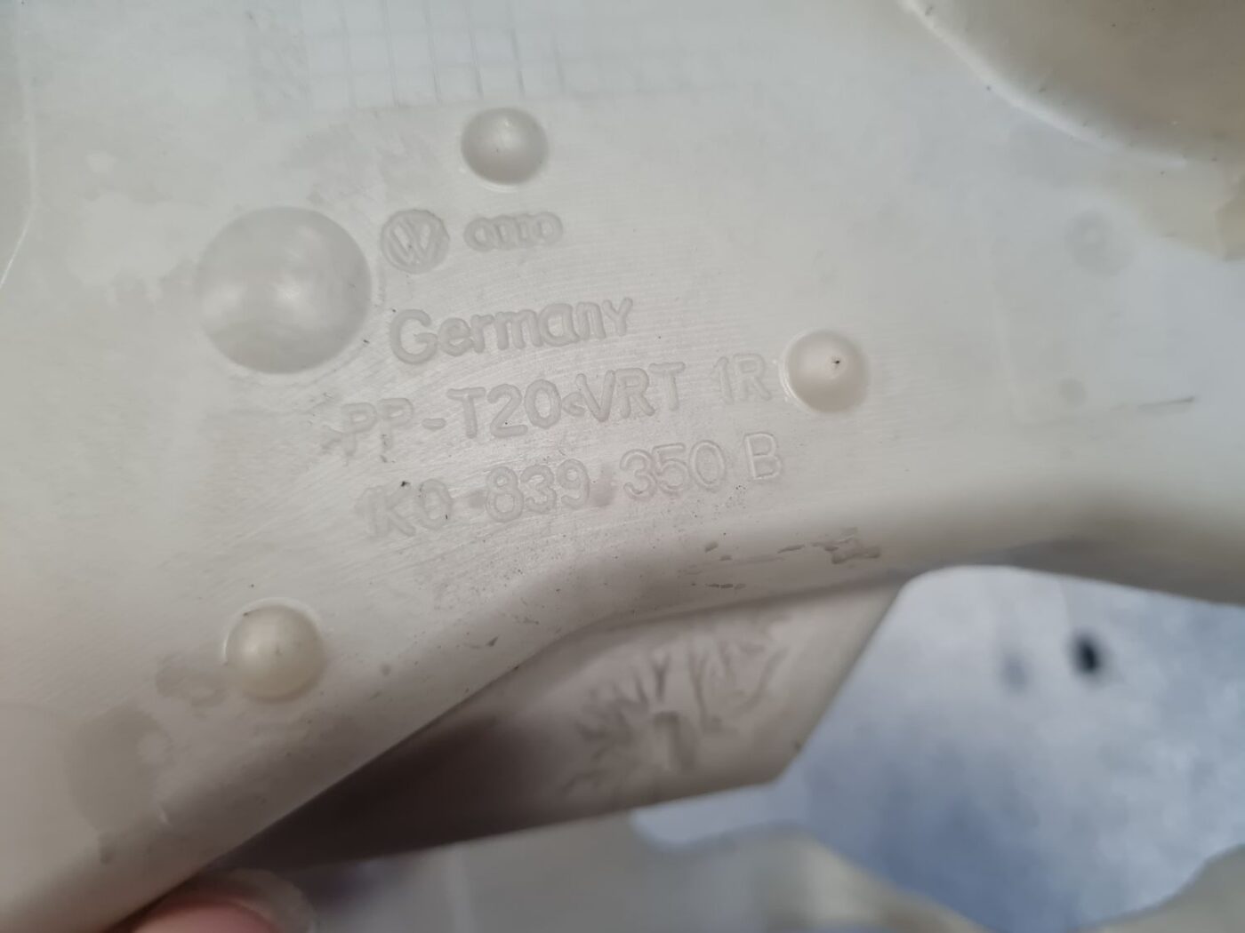 Aizmugurējo labo durvju slēdzene priekš VW TOURAN 2005