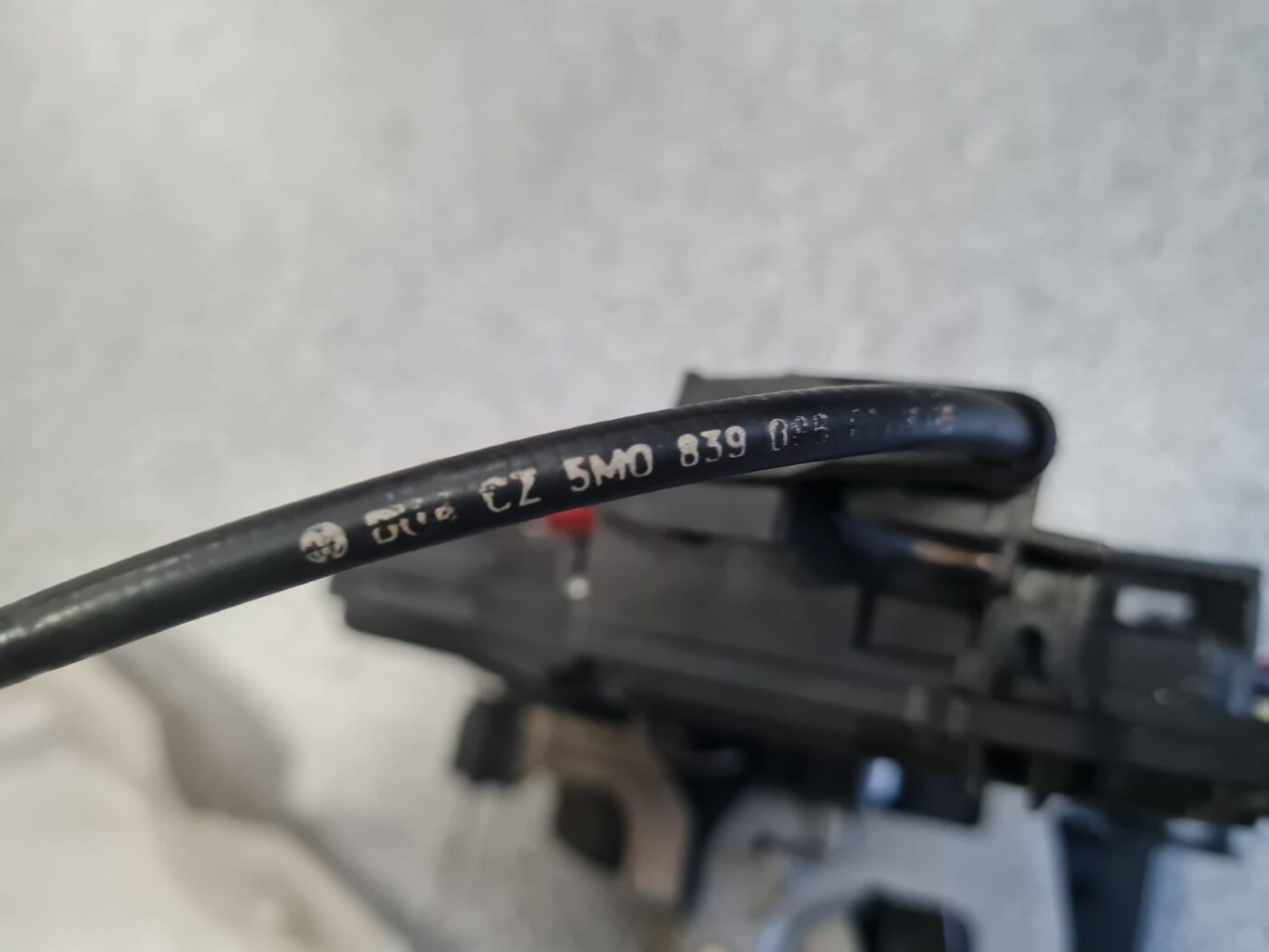 Aizmugurējo labo durvju slēdzene priekš VW TOURAN 2005