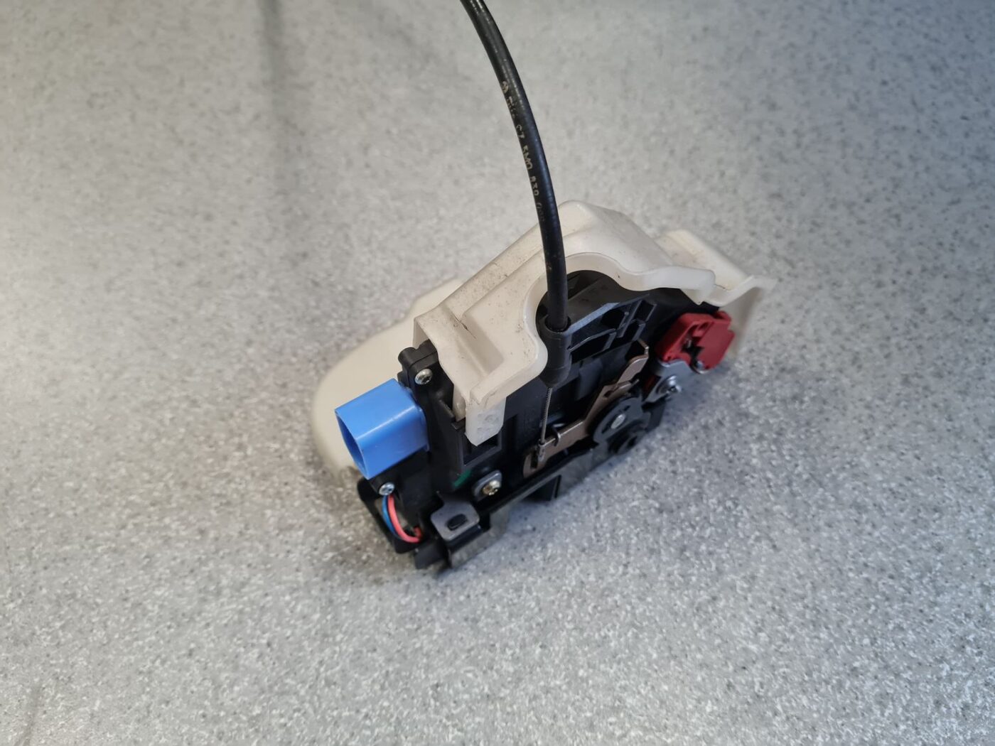 Aizmugurējo labo durvju slēdzene priekš VW TOURAN 2005