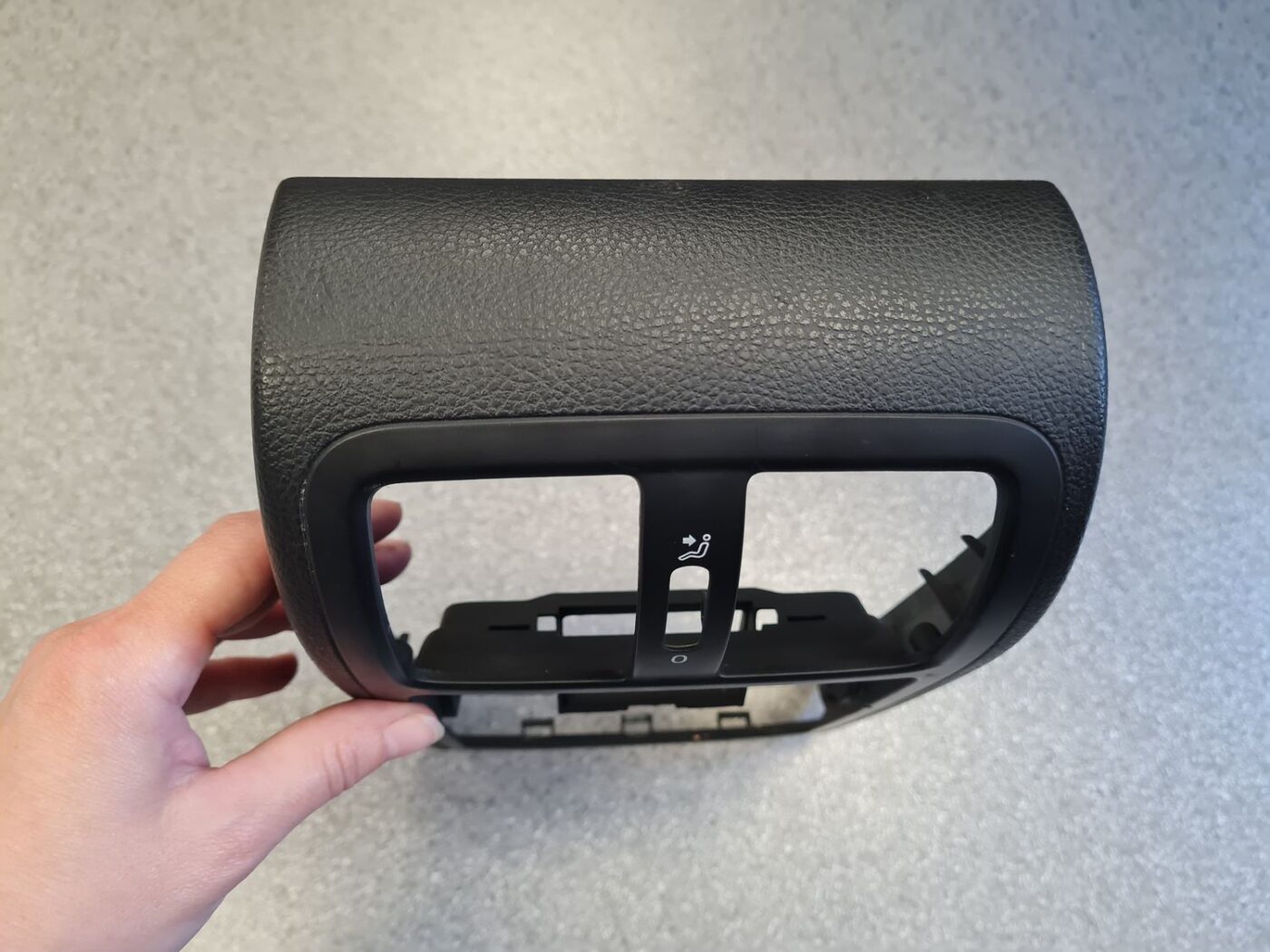 Centrālās konsoles (apdares) aizmugurēja daļa priekš VW PASSAT CC 2009