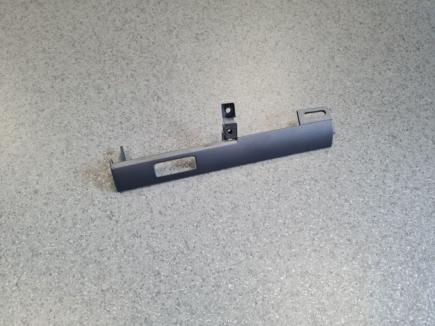 Mērinstrumentu paneļa dekoratīvā uzlika priekš VW PHAETON 2005 1 Mērinstrumentu paneļa dekoratīvā uzlika priekš VW PHAETON 2005