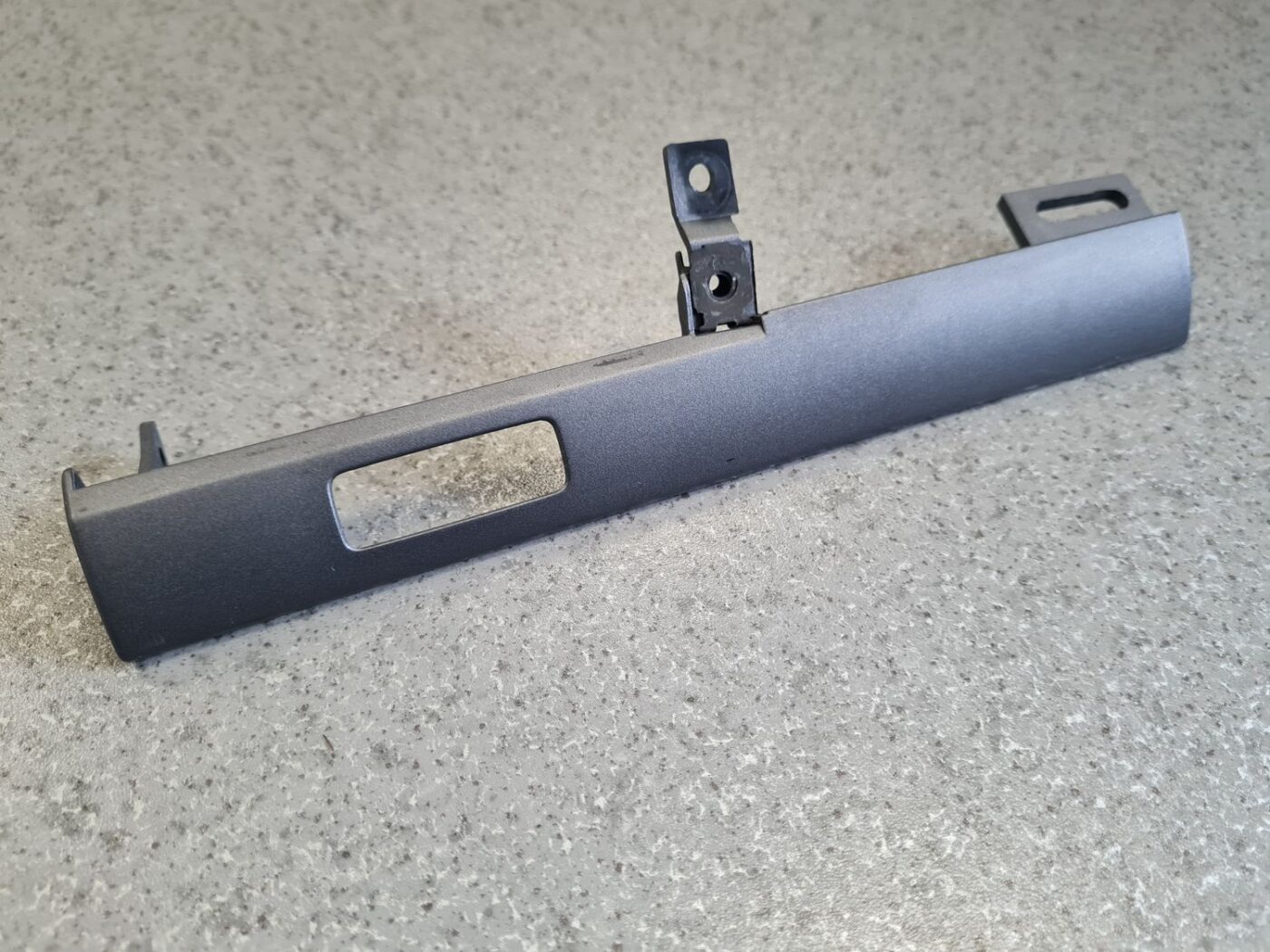 Mērinstrumentu paneļa dekoratīvā uzlika priekš VW PHAETON 2005 2 Mērinstrumentu paneļa dekoratīvā uzlika priekš VW PHAETON 2005