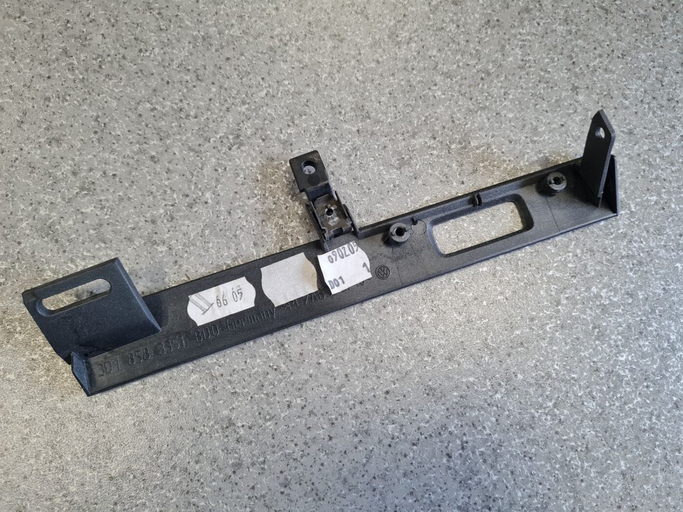 Mērinstrumentu paneļa dekoratīvā uzlika priekš VW PHAETON 2005 4 Mērinstrumentu paneļa dekoratīvā uzlika priekš VW PHAETON 2005