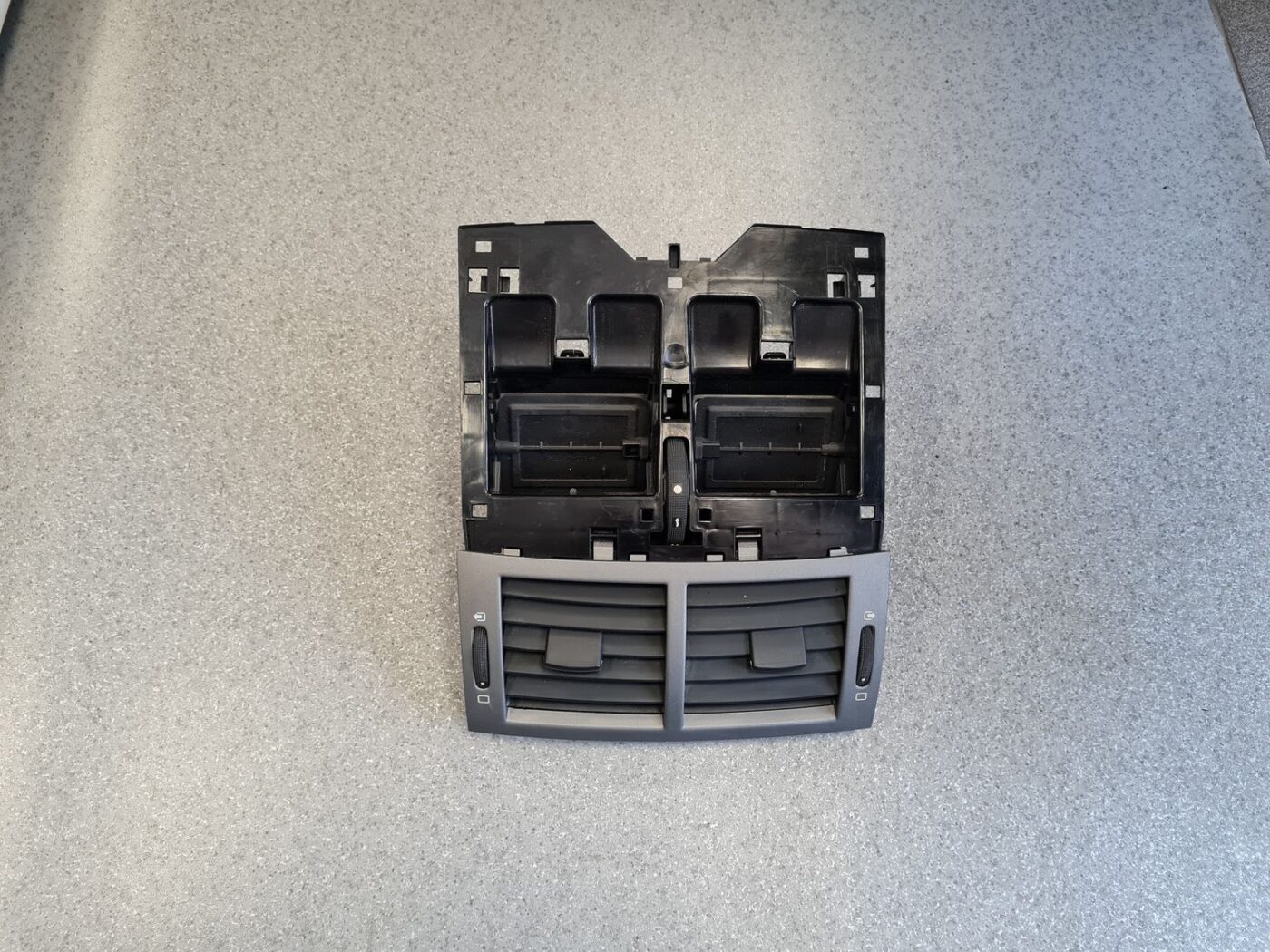 Mērinstrumentu paneļa gaisa vads, centrā priekš PEUGEOT 407 2005