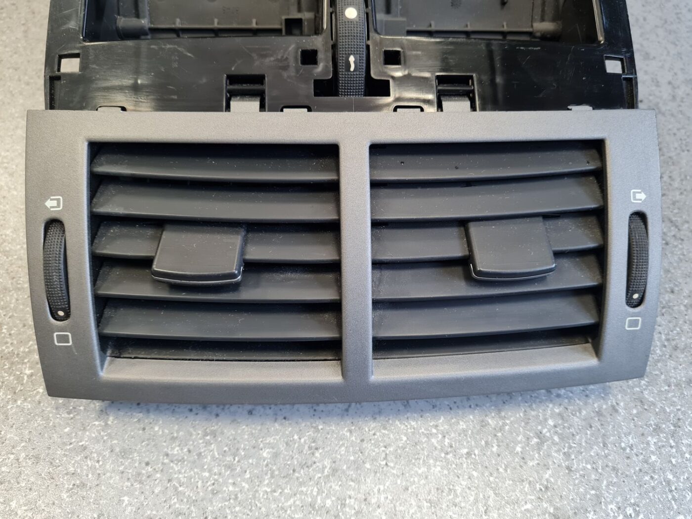 Mērinstrumentu paneļa gaisa vads, centrā priekš PEUGEOT 407 2005