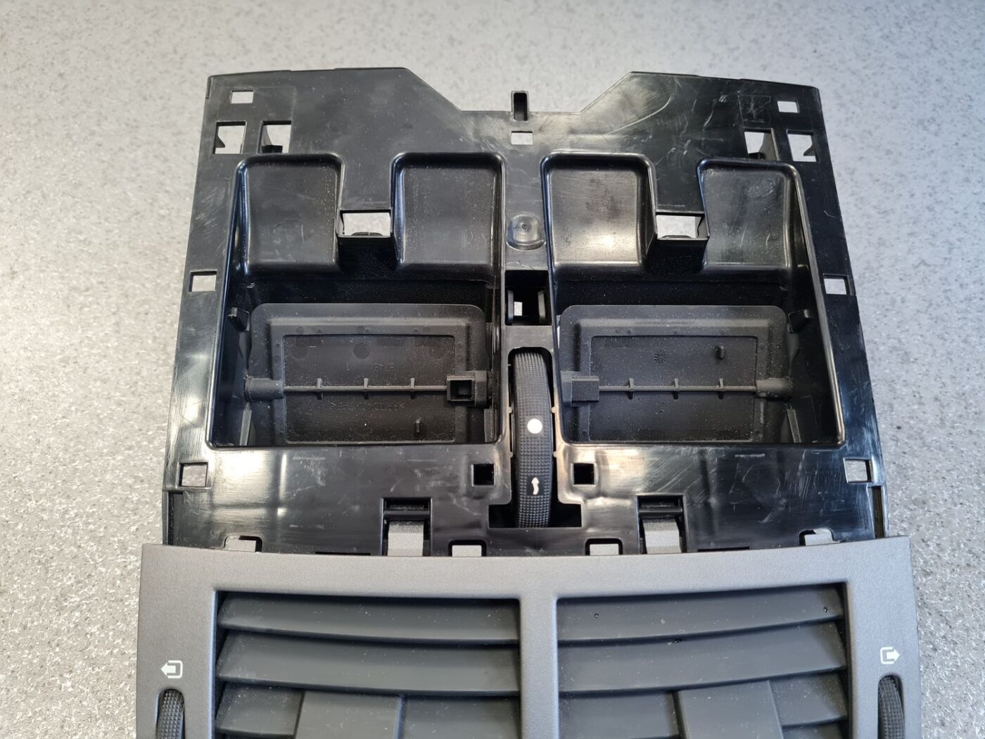 Mērinstrumentu paneļa gaisa vads, centrā priekš PEUGEOT 407 2005