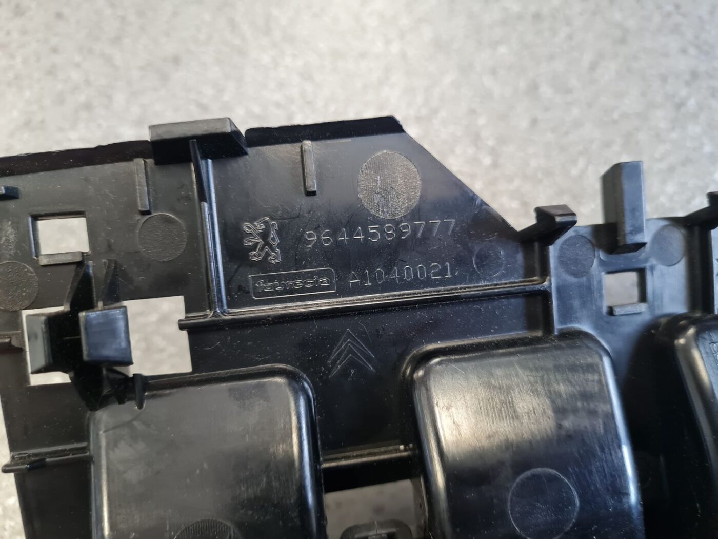 Mērinstrumentu paneļa gaisa vads, centrā priekš PEUGEOT 407 2005