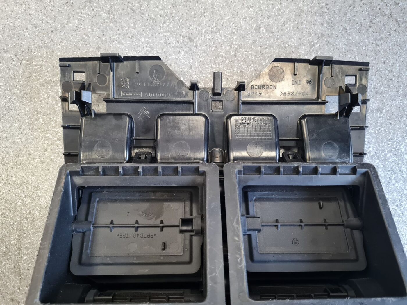 Mērinstrumentu paneļa gaisa vads, centrā priekš PEUGEOT 407 2005