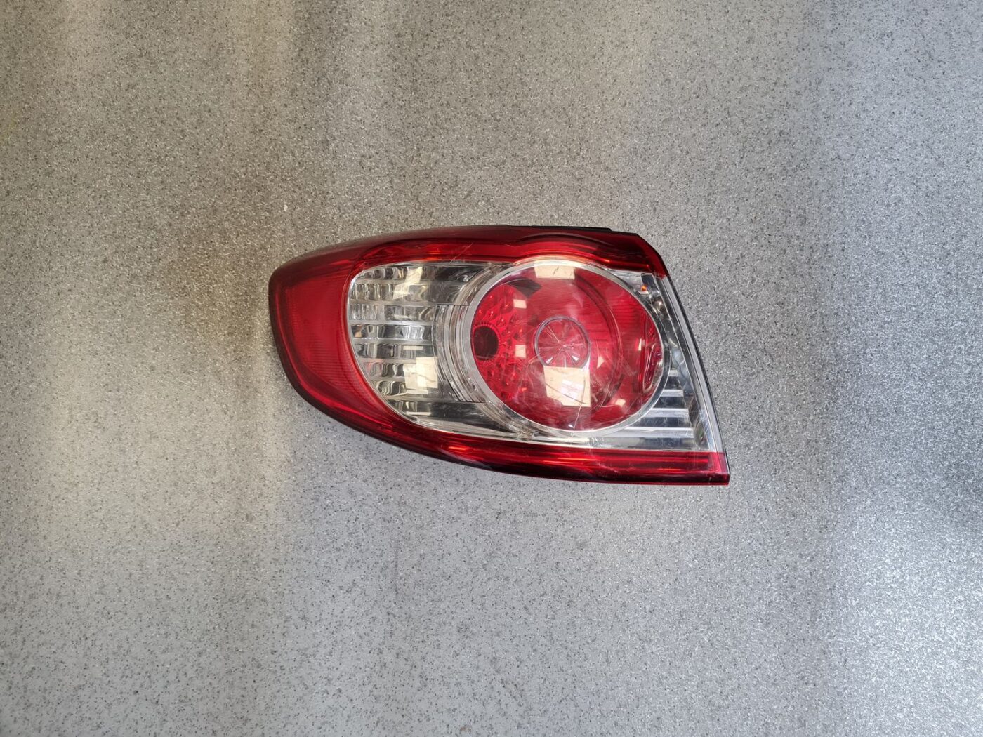 Aizmugurējais kreisais lukturis priekš Hyundai Santa Fe 2006-2012 924012B5 1 Aizmugurējais kreisais lukturis priekš Hyundai Santa Fe 2006-2012 924012B5