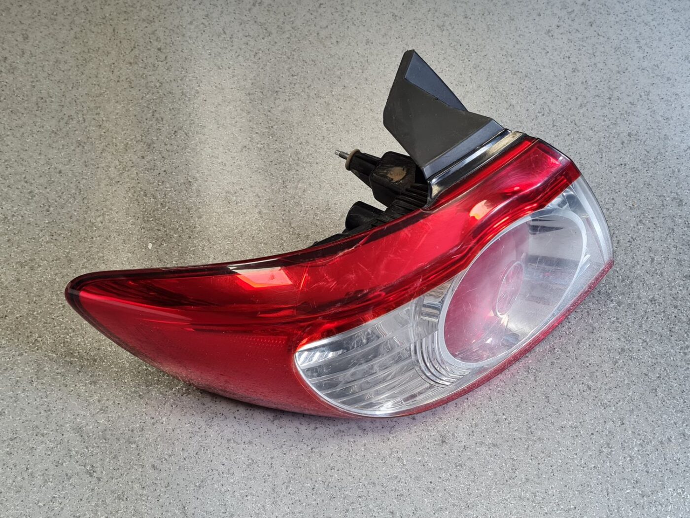 Aizmugurējais kreisais lukturis priekš Hyundai Santa Fe 2006-2012 924012B5 12 Aizmugurējais kreisais lukturis priekš Hyundai Santa Fe 2006-2012 924012B5