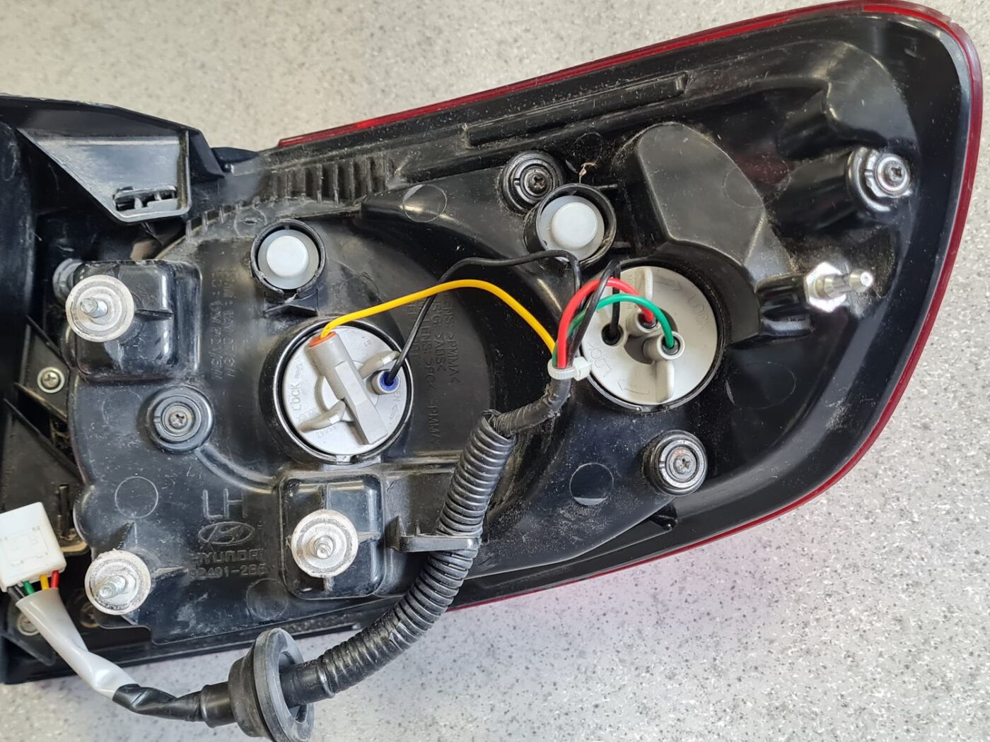 Aizmugurējais kreisais lukturis priekš Hyundai Santa Fe 2006-2012 924012B5 7 Aizmugurējais kreisais lukturis priekš Hyundai Santa Fe 2006-2012 924012B5