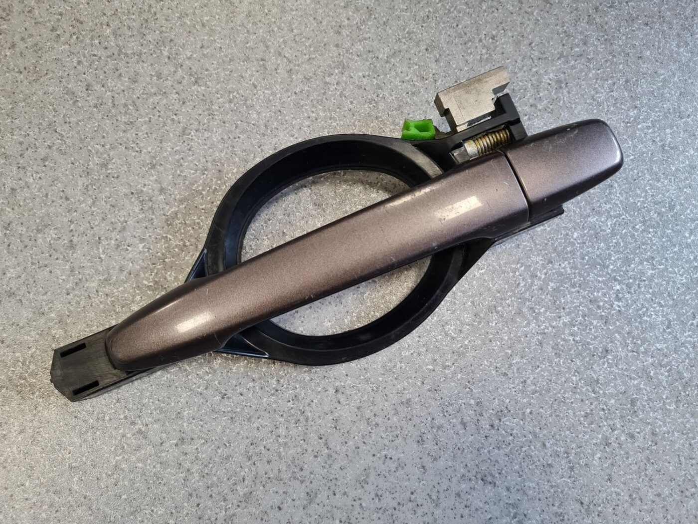 Aizmugurējais kreisais durvju rokturis priekš MITSUBISHI ASX 2011 2 Aizmugurējais kreisais durvju rokturis priekš MITSUBISHI ASX 2011