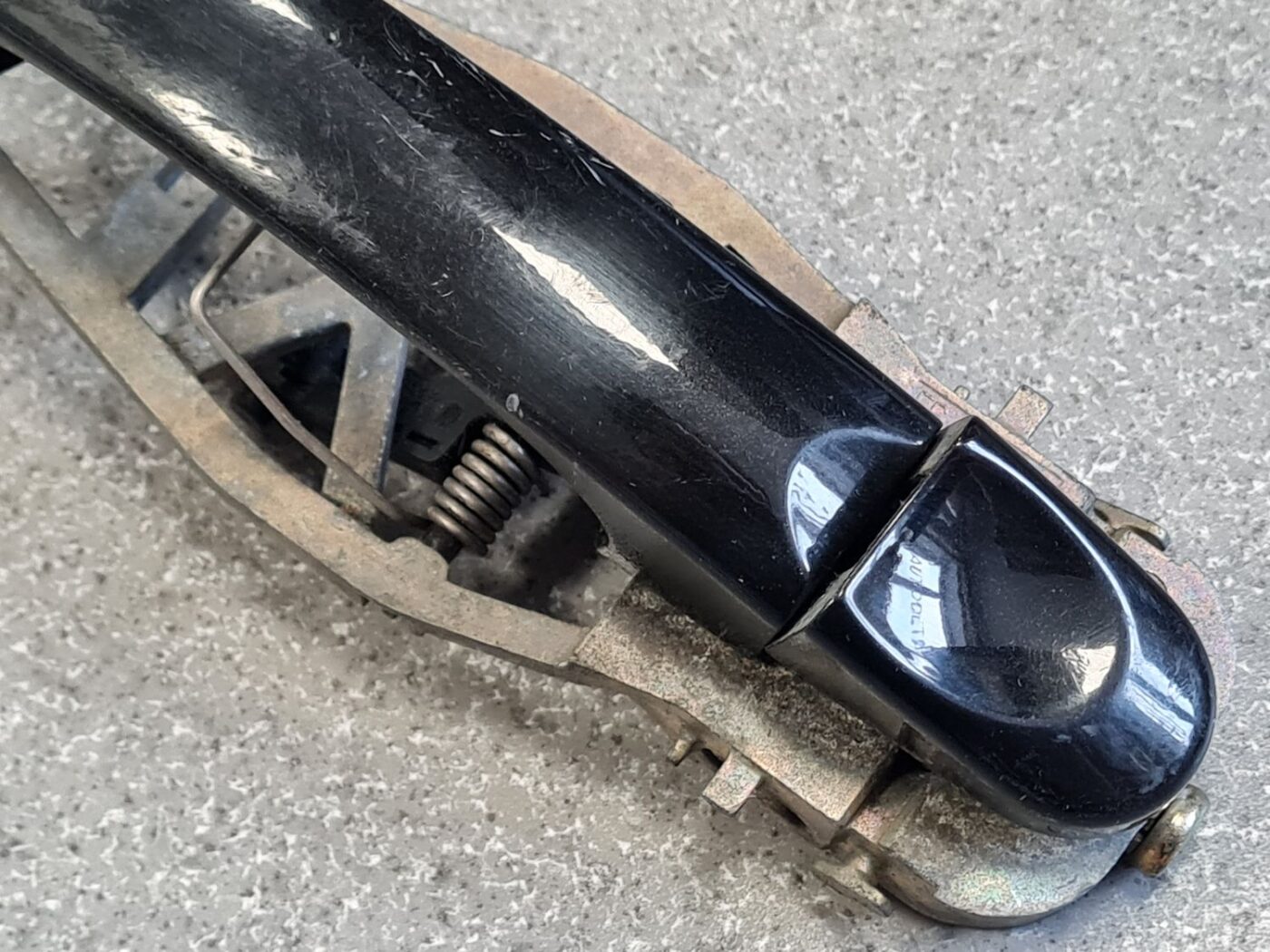 Aizmugurējais kreisais durvju rokturis priekš VW TOURAN 2005