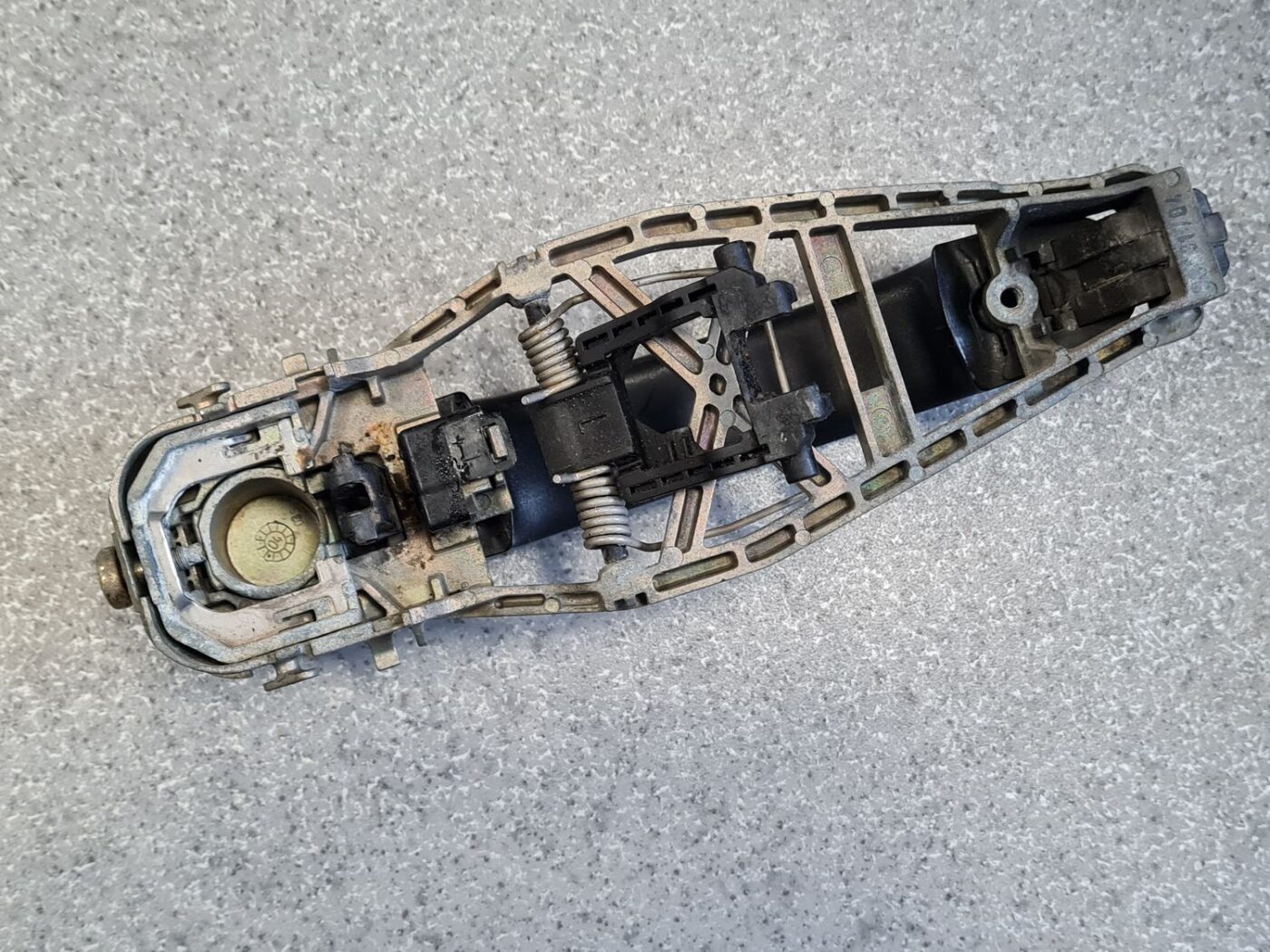 Aizmugurējais kreisais durvju rokturis priekš VW TOURAN 2005