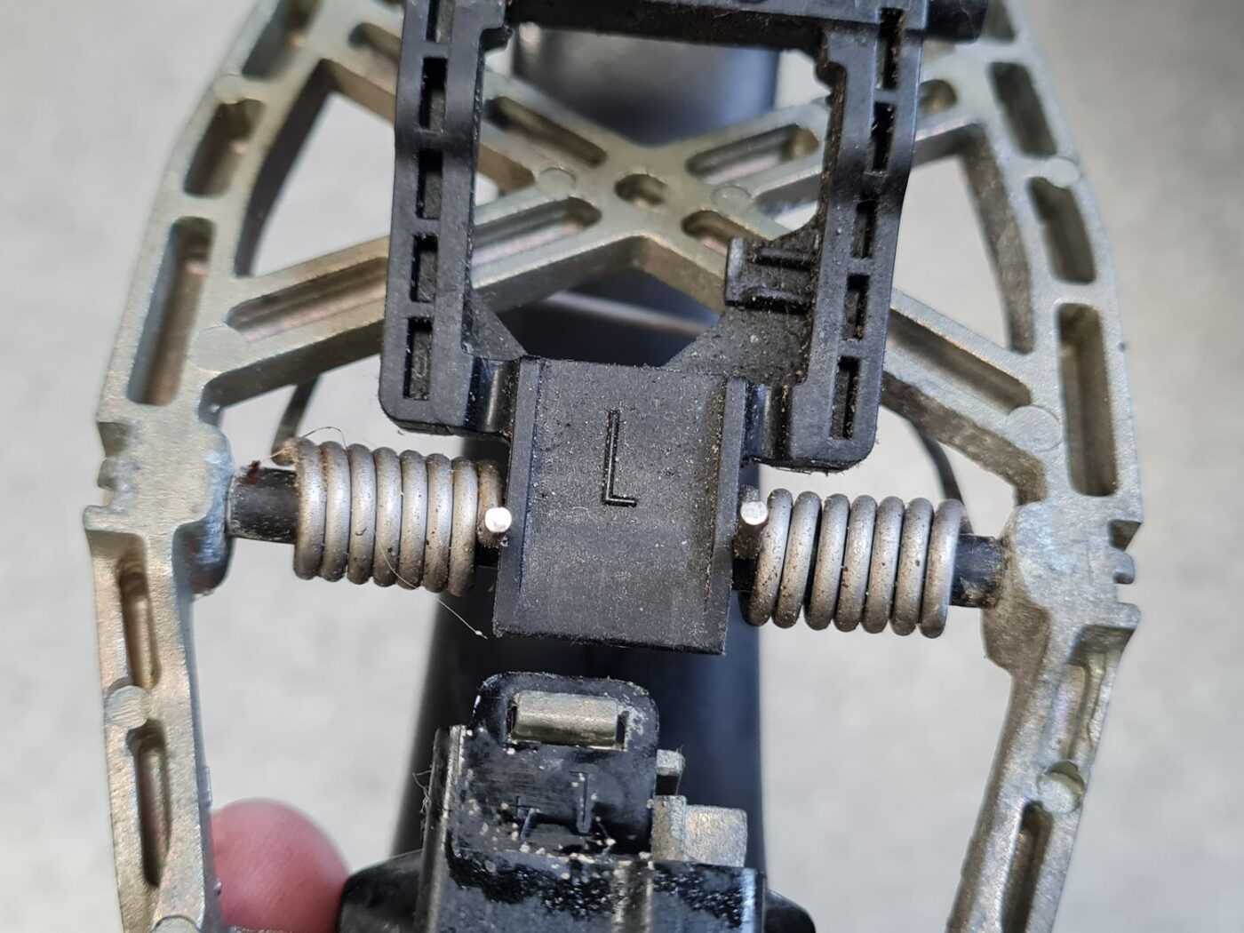 Aizmugurējais kreisais durvju rokturis priekš VW TOURAN 2005