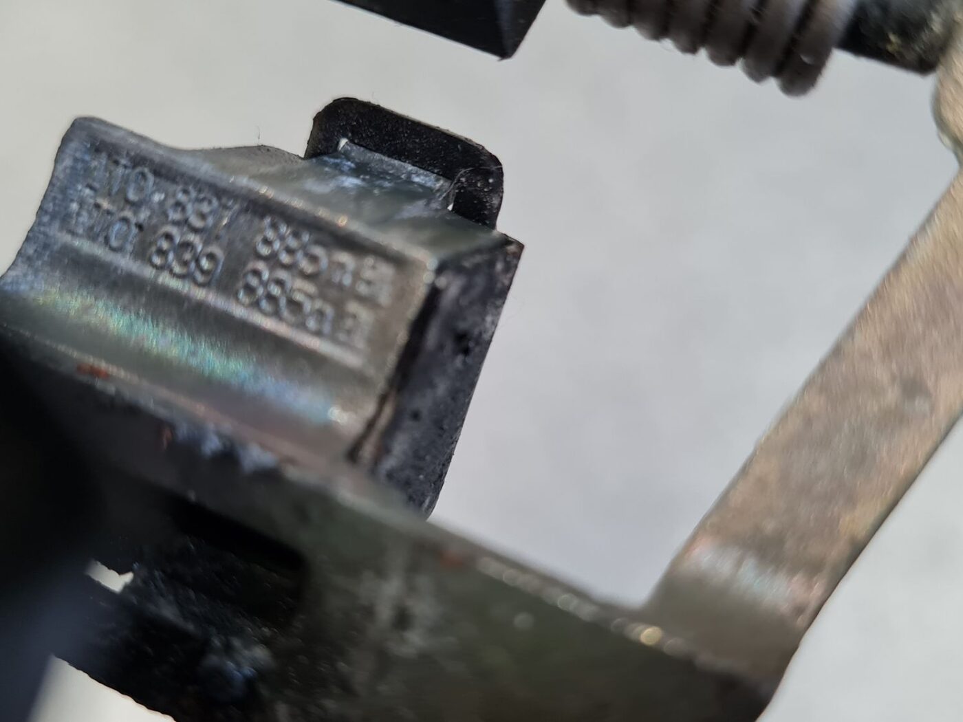 Aizmugurējais kreisais durvju rokturis priekš VW TOURAN 2005