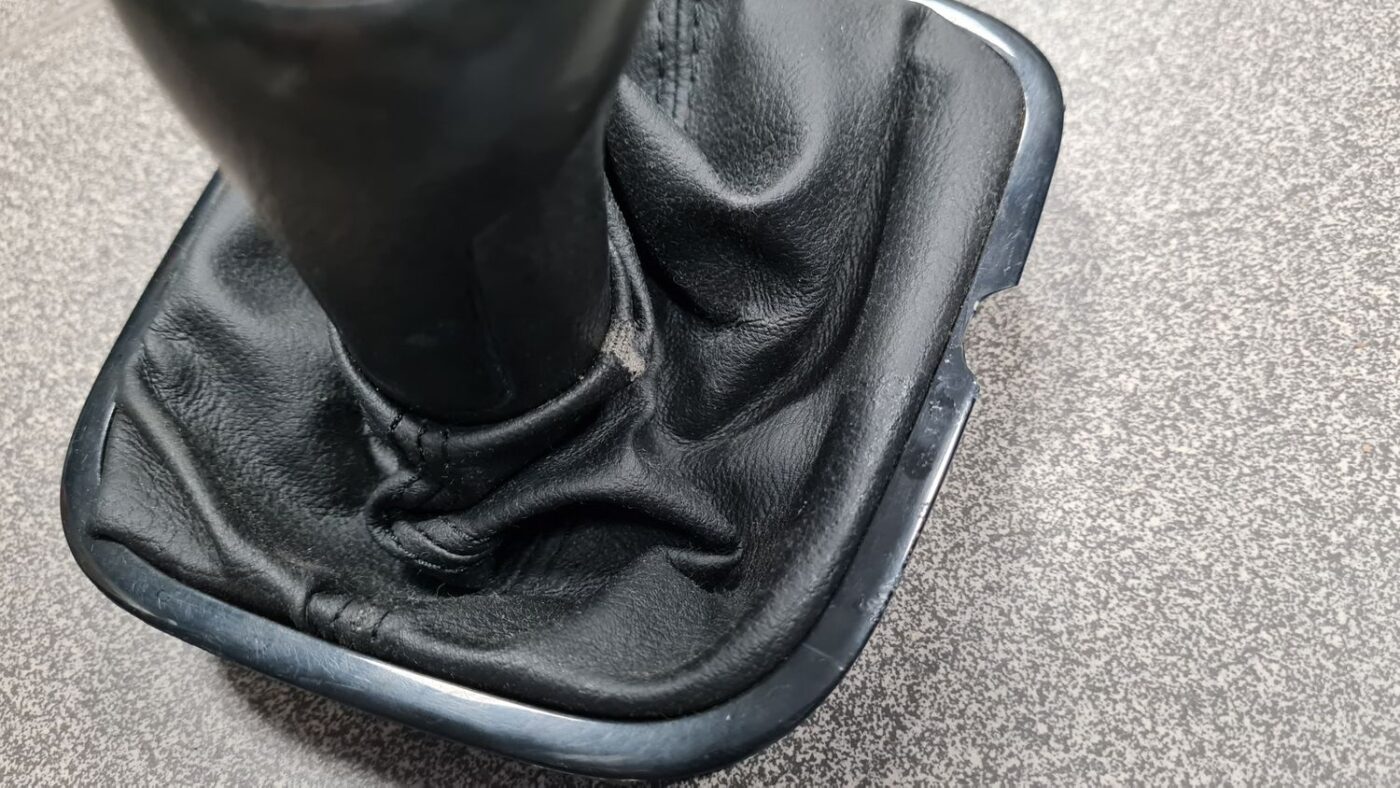 Pārnesumu pārslēgšanas kloķa auduma pārvalks priekš VW POLO 2011