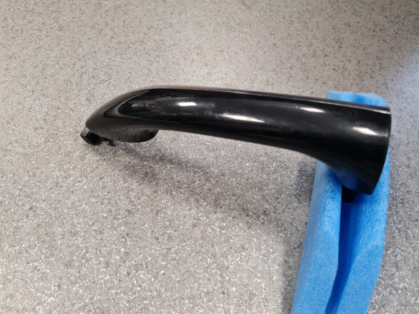 Priekšējāis kreisais durvju rokturis priekš MERCEDES BENZ ML320 2005 BLACK