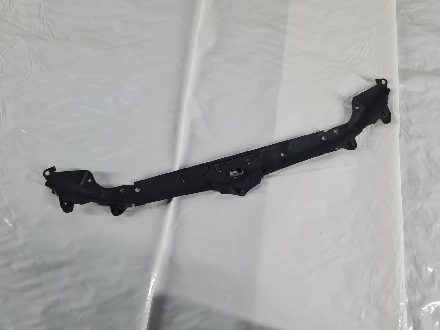 Priekšējā radiatora rāmja augšēja daļa priekš BMW 525 E60 2006 BLACK