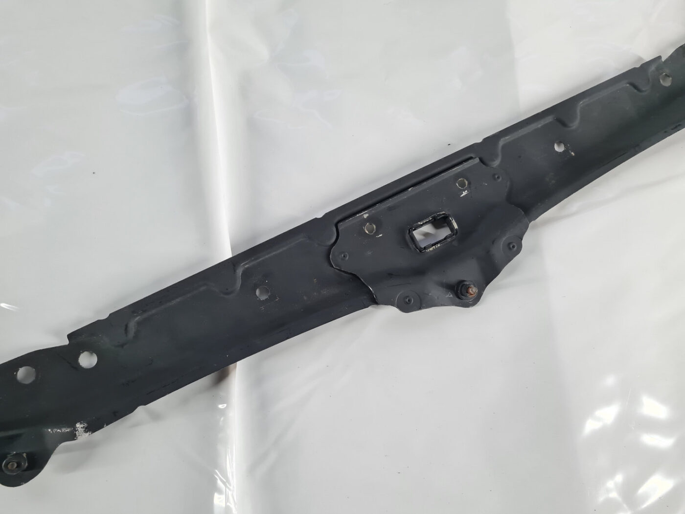 Priekšējā radiatora rāmja augšēja daļa priekš BMW 525 E60 2006 BLACK