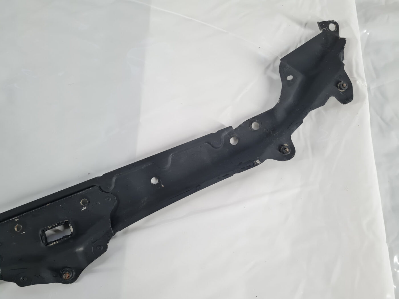 Priekšējā radiatora rāmja augšēja daļa priekš BMW 525 E60 2006 BLACK