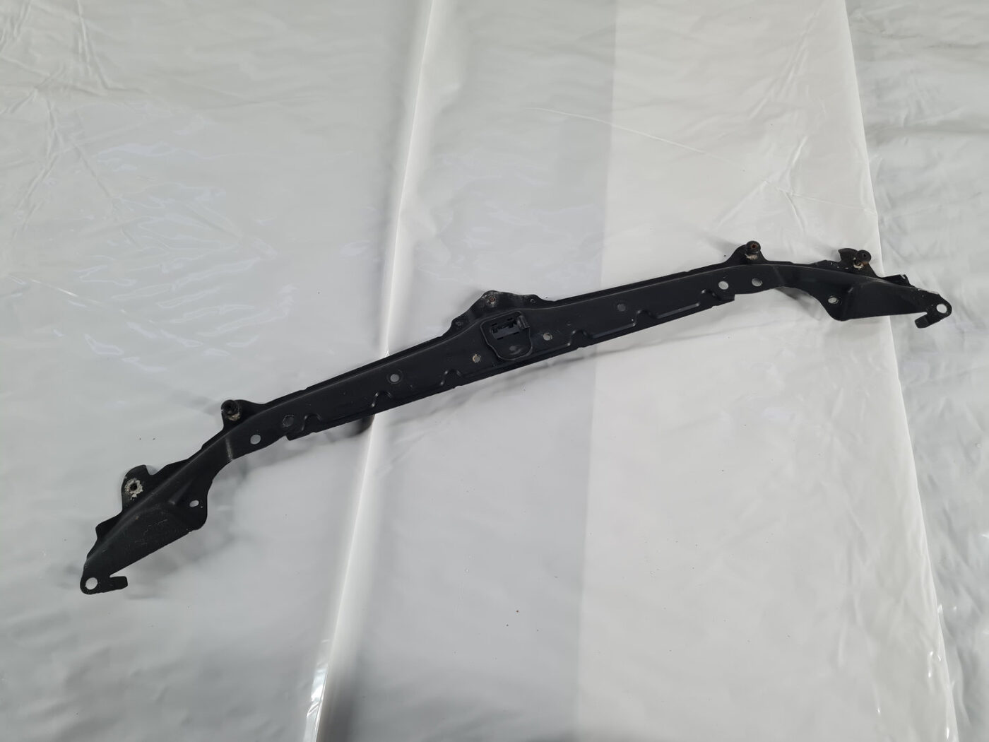 Priekšējā radiatora rāmja augšēja daļa priekš BMW 525 E60 2006 BLACK