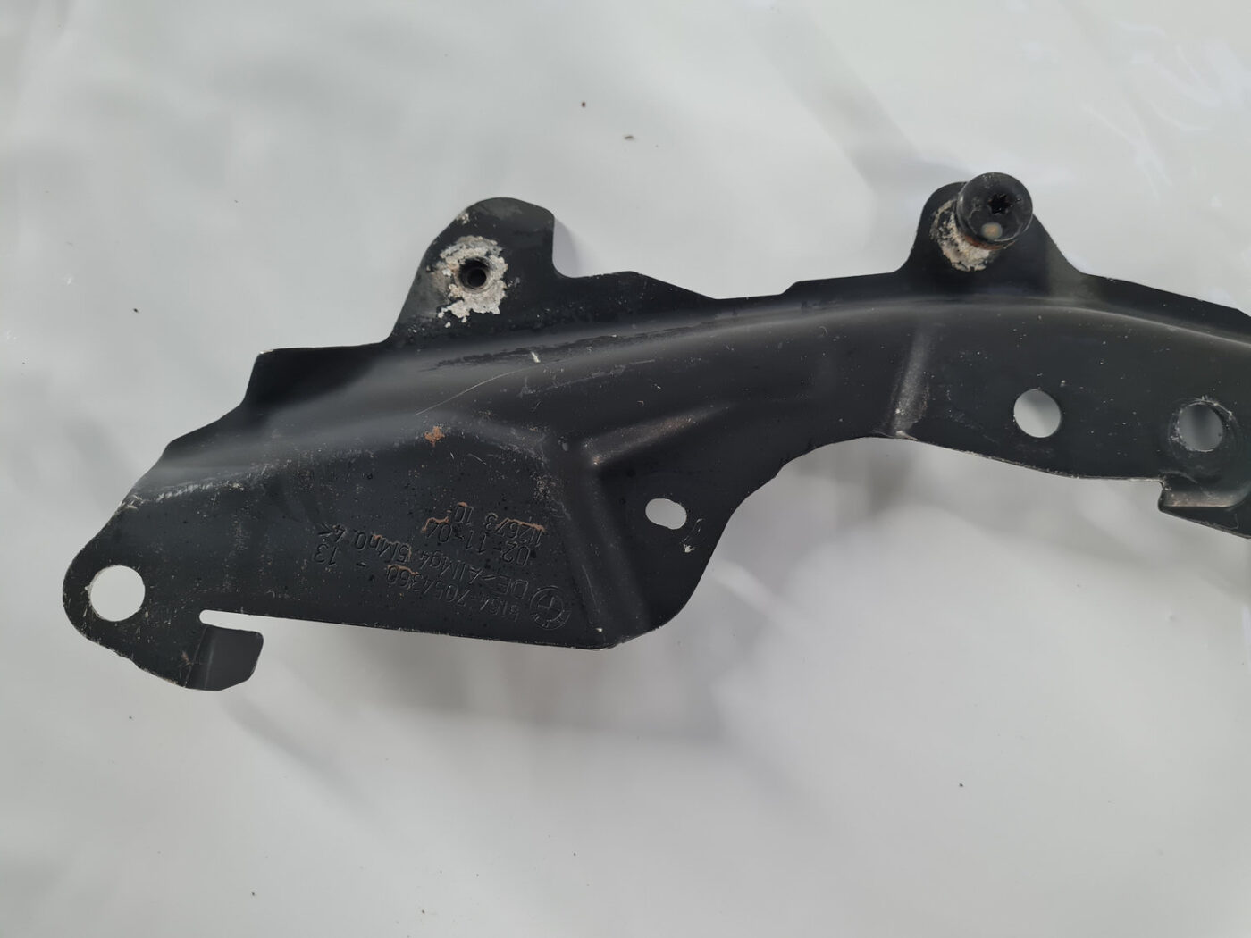 Priekšējā radiatora rāmja augšēja daļa priekš BMW 525 E60 2006 BLACK