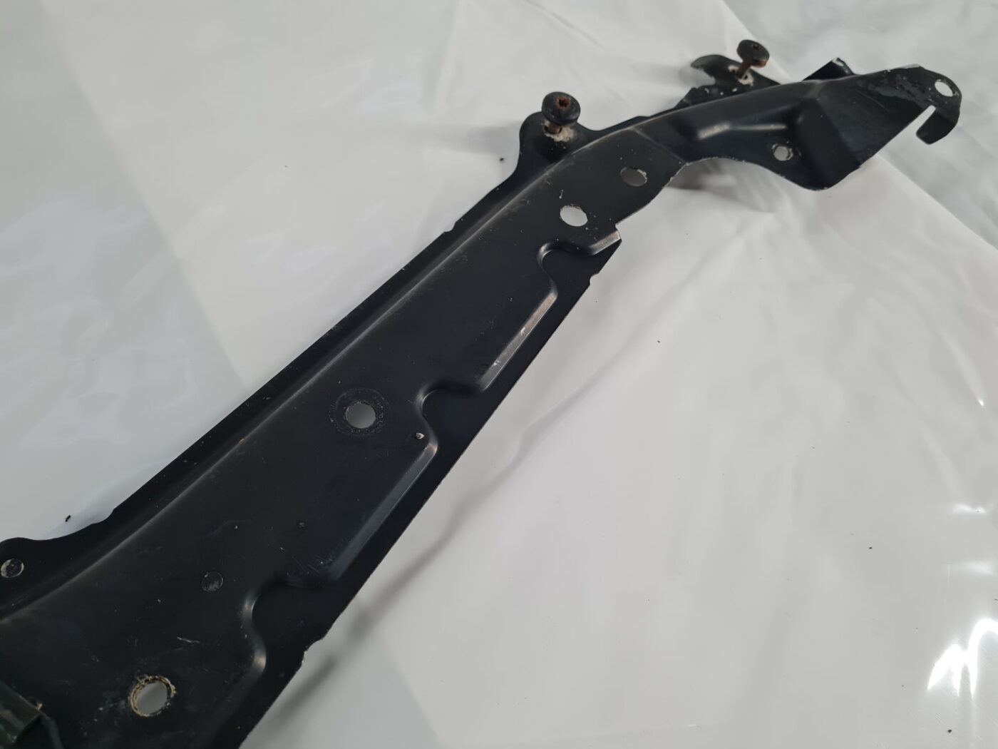 Priekšējā radiatora rāmja augšēja daļa priekš BMW 525 E60 2006 BLACK