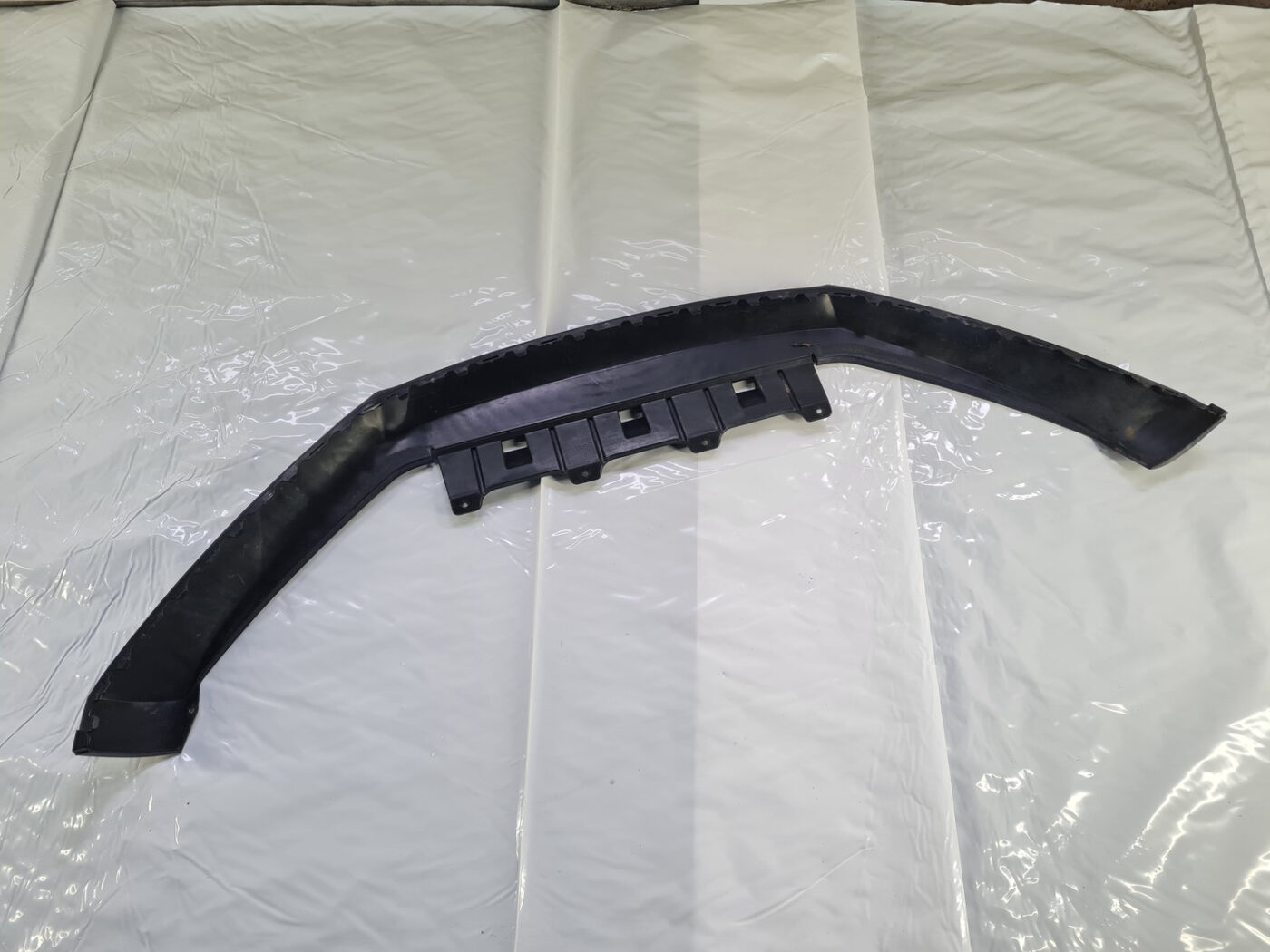 Bufera spoileris priekš VW Tiguan 2007-2016 5N0805903 9 Bufera spoileris priekš VW Tiguan 2007-2016 5N0805903