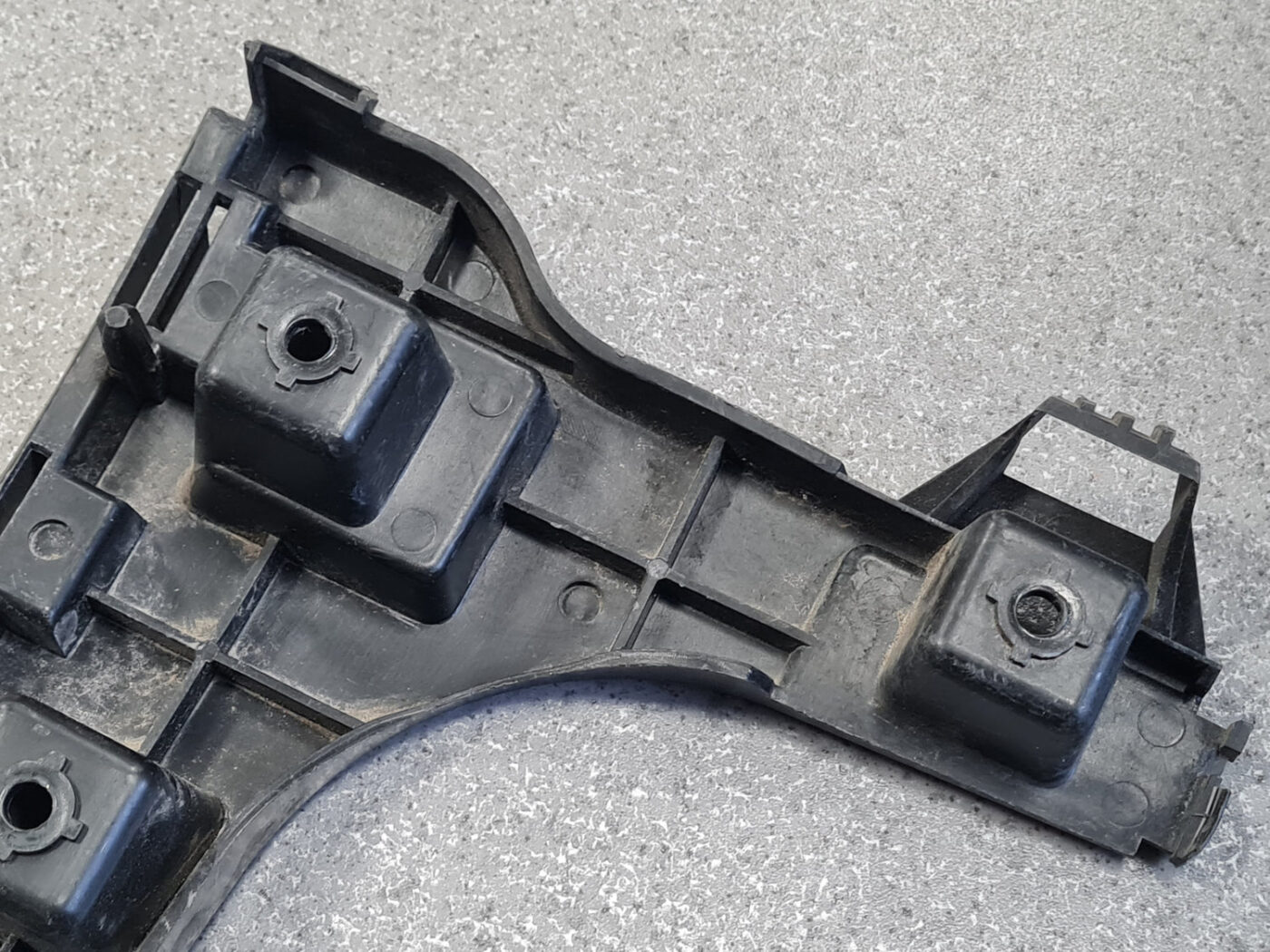 Aizmugurēja bufera kronšteins priekš VOLVO XC60 2009