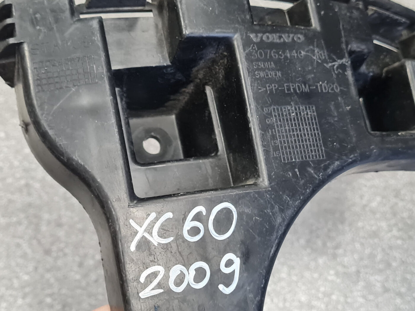 Aizmugurēja bufera kronšteins priekš VOLVO XC60 2009