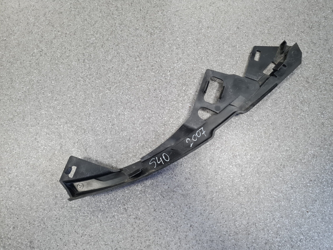 Priekšēja luktura kronšteins priekš VOLVO S40 2007 5 Priekšēja luktura kronšteins priekš VOLVO S40 2007