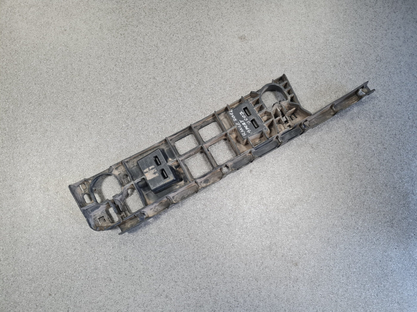 Aizmugurējā spārna un bufera stiprinājums priekš RANGE ROVER SPORT 2007